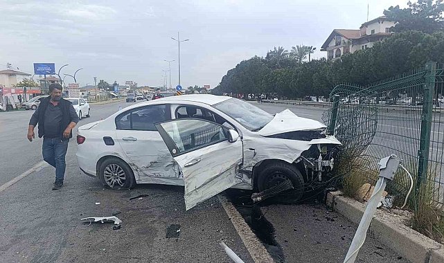 Otomobil ile hafif ticari aracın kazası güvenlik kamerasında: 2 yaralı
