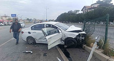 Otomobil ile hafif ticari aracın kazası güvenlik kamerasında: 2 yaralı