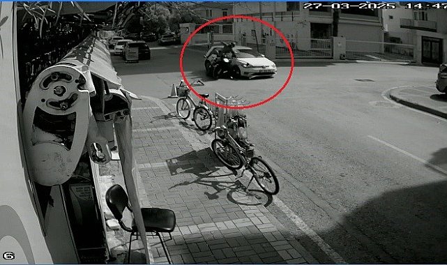 Otomobil ile motosiklet çarpıştı
