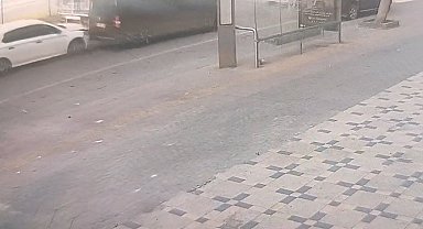 Otomobil, kapalı kasa kamyonete çarptı: 1 yaralı