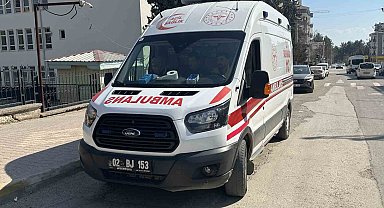 Otomobil küçük çocuğun ayağının üzerinden geçti