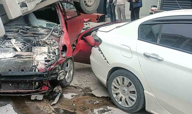 Otomobil park halindeki kamyonetin altına girdi: 3 yaralı