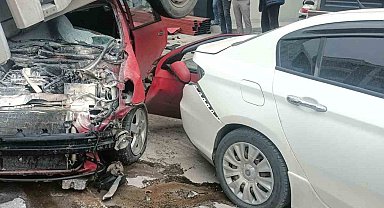 Otomobil park halindeki kamyonetin altına girdi: 3 yaralı