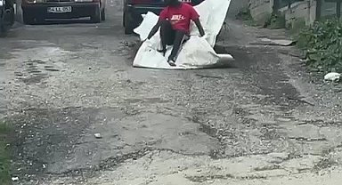 Otomobilin arkasına bağlanan brandada yolculuk yaptı