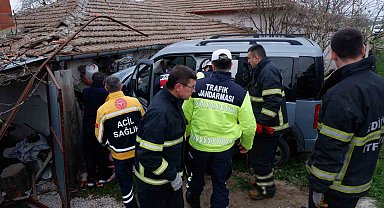 Otomobilin daldığı ev savaş alanına döndü
