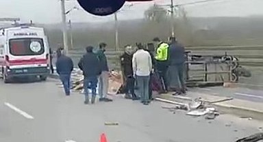Otomobille çarpışan kağıt toplayıcısının kullandığı motor yan yattı: 1 yaralı