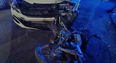 Otomobille çarpışan motosikletin sürücüsü yaralandı