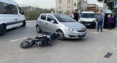 Otomobille çarpışan motosikletli yaralandı