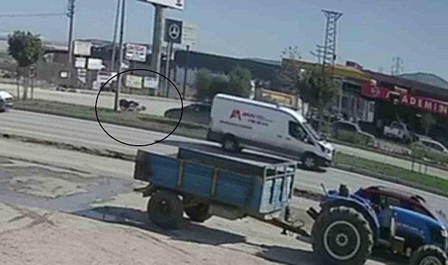 Otomobille çarpışan motosikletlinin metrelerce sürüklendiği kaza kamerada