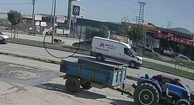 Otomobille çarpışan motosikletlinin metrelerce sürüklendiği kaza kamerada