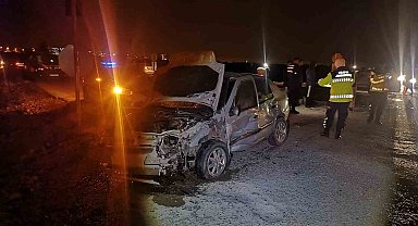 Otomobiller çarpıştı: 1 ölü, 2 yaralı