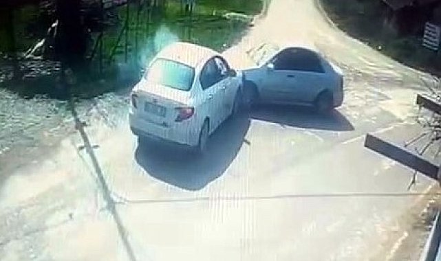 Otomobiller kafa kafaya çarpıştı: Kaza anı kamerada