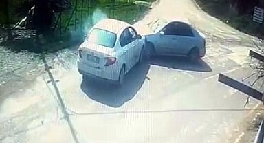 Otomobiller kafa kafaya çarpıştı: Kaza anı kamerada