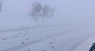 Palandöken geçidinde sis ve tipi nedeniyle onlarca araç mahsur kaldı