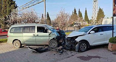 Panelvan ile SUV araç kafa kafaya çarpıştı: 2 yaralı