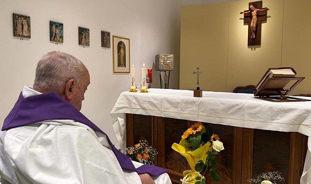 Papa'dan hastanede tedavi altına alınmasından bu yana ilk fotoğraf