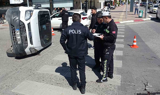 Para taşıyan zırhlı araç ile otomobil çarpıştı, paralar çuvallarla nakledildi
