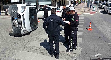 Para taşıyan zırhlı araç ile otomobil çarpıştı, paralar çuvallarla nakledildi