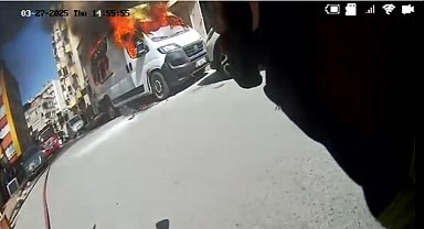 Park halindeki araç alev alev yandı