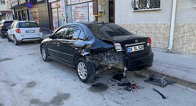 Park halindeki araca arkadan çarptı