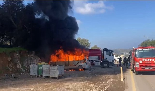 Park halindeki minibüs alev alev yandı