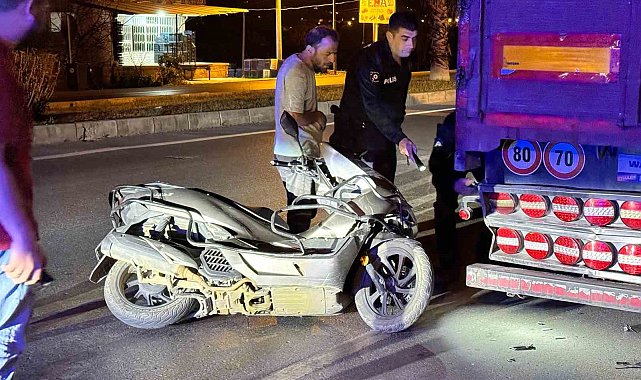Park halindeki tıra çarpan motosikletin sürücüsü yaralandı