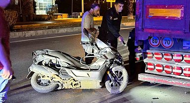 Park halindeki tıra çarpan motosikletin sürücüsü yaralandı
