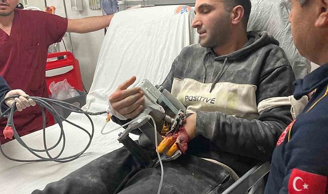 Parmağının sıkıştığı iş makinesinin parçasıyla hastaneye kaldırıldı