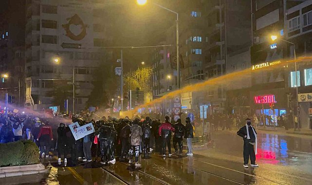 Patlayıcı madde atan ve "dağılın" ikazını dinlemeyen gruba polis ekipleri müdahale etti