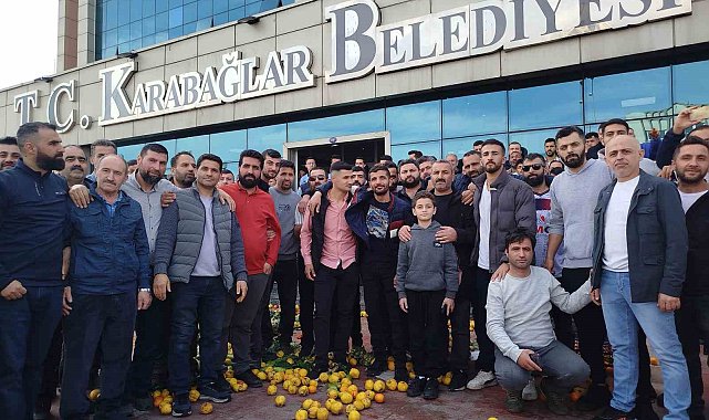 Pazarcı esnafından Karabağlar Belediyesine sebze-meyveli protesto
