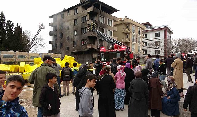 Pendik'te inşaat depolama alanında yangın: Alevler 4 katlı binaya sıçradı