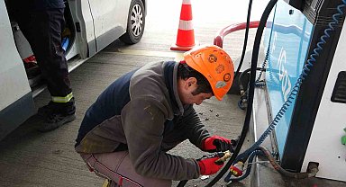 Pendik'te trajikomik kaza: Yakıt pompasını çıkarmadan hareket etti