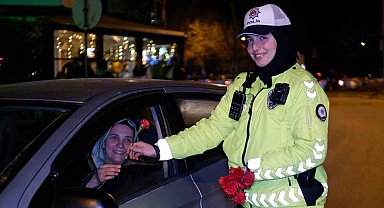 Polis, denetim noktasında kadın sürücülere karanfil hediye etti