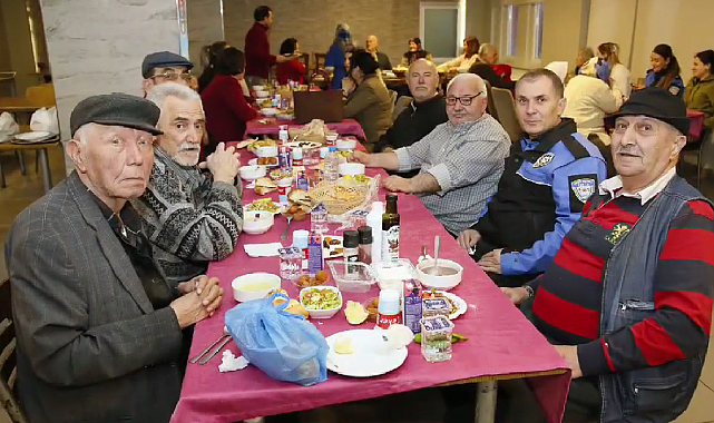 Polis ekipleri huzurevinde kalan yaşlıları ziyaret etti