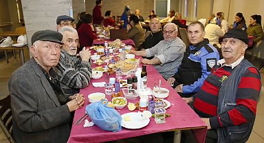 Polis ekipleri huzurevinde kalan yaşlıları ziyaret etti
