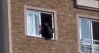 Polis, intihara kalkışan genç kızı son anda kurtardı