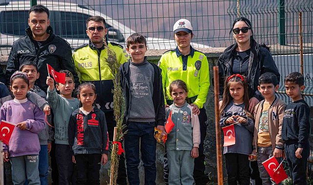 Polis ve öğrenciler Kato Dağı eteklerine fidan dikti
