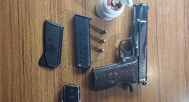 Polisin çalıntı araç operasyonunda silah ve uyuşturucu ele geçirdi