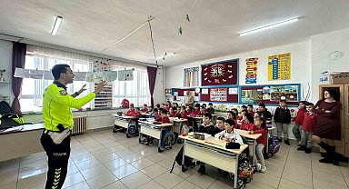 Polislerden öğrencilere trafik eğitimi