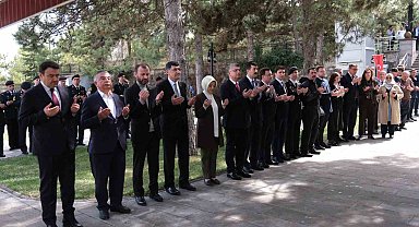 Protokolden şehitliklere bayram ziyareti