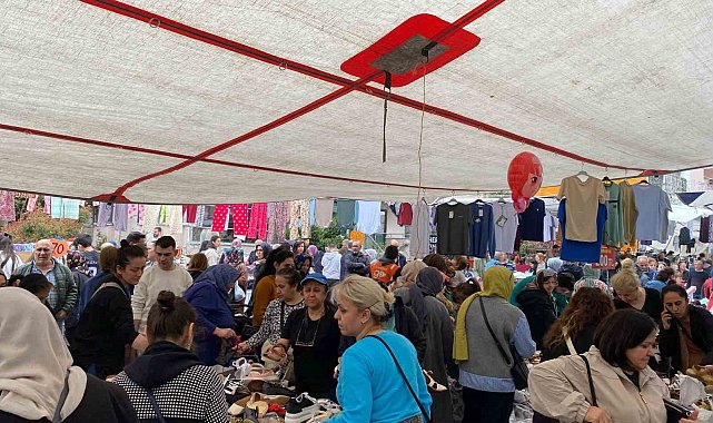 Ramazan Bayramı alışverişine çıkan vatandaşlar pazaryerlerine akın etti