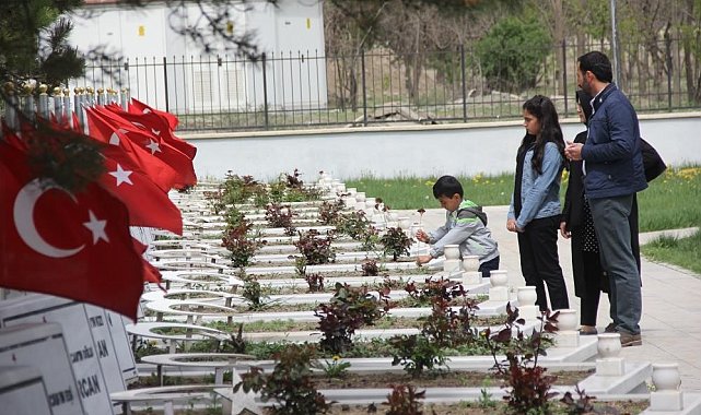 Ramazan Bayramı arefesinde mezarlıklar ziyaretçiyle doldu