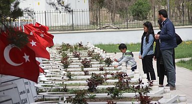 Ramazan Bayramı arefesinde mezarlıklar ziyaretçiyle doldu