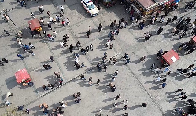 Ramazan Bayramı'nı İstanbul'da geçiren vatandaşlar Eminönü'ne akın etti