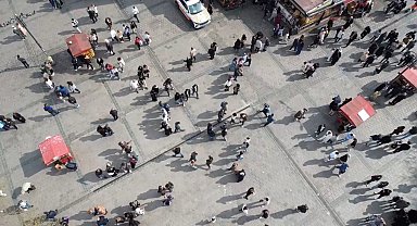 Ramazan Bayramı'nı İstanbul'da geçiren vatandaşlar Eminönü'ne akın etti
