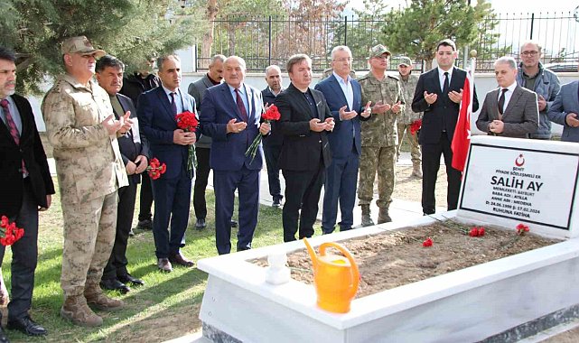 Ramazan Bayramında şehitlik ve mezarlık ziyaret edildi