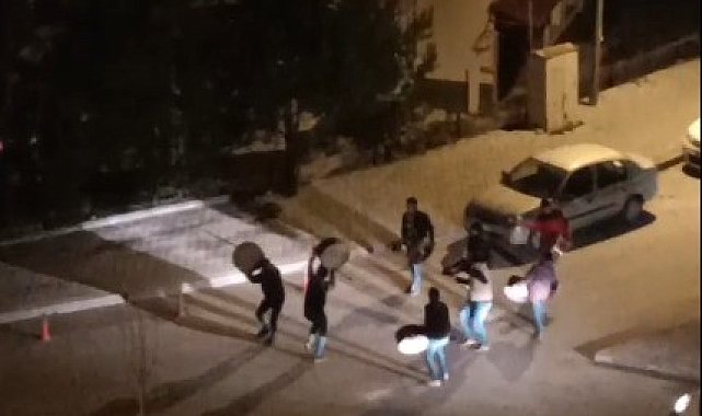 Ramazan davulcuları hem oynadı hem sahura kaldırdı
