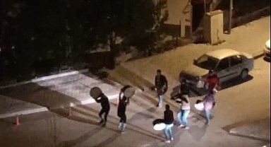 Ramazan davulcuları hem oynadı hem sahura kaldırdı