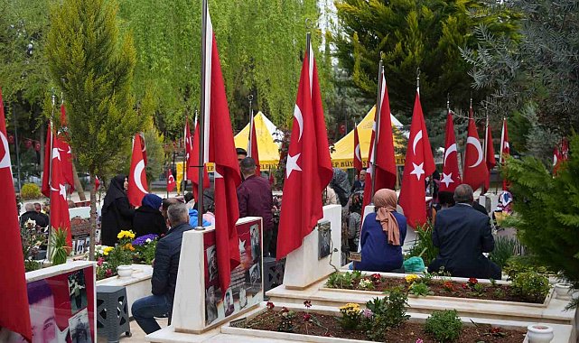 Ramazan'ın son günü Gaziantep'teki mezarlıklar ve şehitliklerde yoğunluk