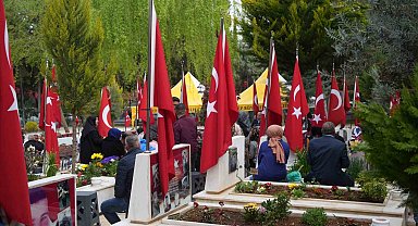 Ramazan'ın son günü Gaziantep'teki mezarlıklar ve şehitliklerde yoğunluk